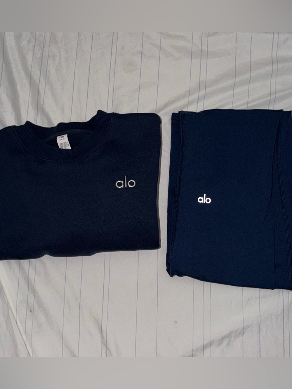 ALO Yoga Navy Accolade Crop Top &  Airbrush High Waist Bootcut Legging Set Small - Picture 3 of 16